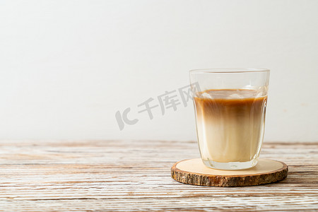 一杯拿铁咖啡，木制背景的牛奶咖啡