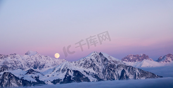 满月升起在冬天风景和山