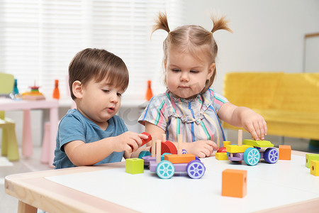 小孩子在餐桌旁玩建筑设备