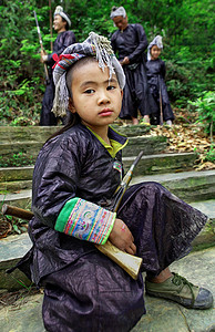 中国少年在传统民族服饰苗族部落武装与老滑膛枪、 岜沙苗寨、 从江县、 东南贵州省、 中国西南
