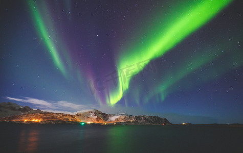 美丽的图片, 巨大的多彩多姿的绿色活力极光, 极光北极星, 也知道北极光在夜空上空挪威, 罗弗敦岛