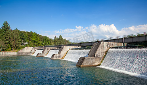 坝的水力发电站 