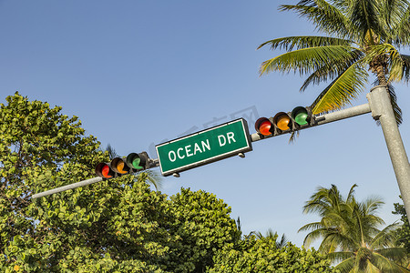 蓝色天空摄影照片_著名的街头海洋路牌在迈阿密南海滩开车