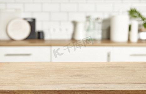 厨房家电组合摄影照片_木制餐桌，厨房内部背景分散