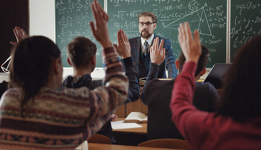 raising摄影照片_All students raising hands