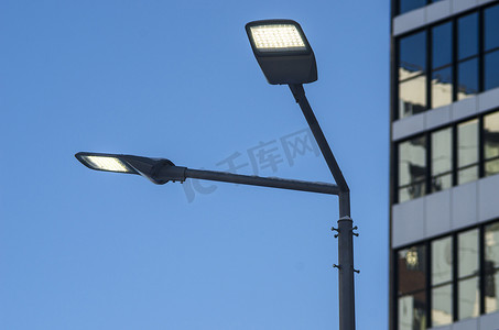 一根现代化的街道 led 照明杆。城市电力能源技术。街道城市道路照明的节省.