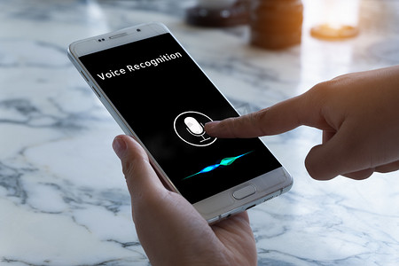 微信语音聊天框摄影照片_语音识别、语音检测和深层学习概念。在手机屏幕上的应用.