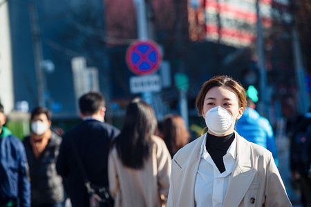 多职业人物摄影照片_青年女人戴口罩在户外行走