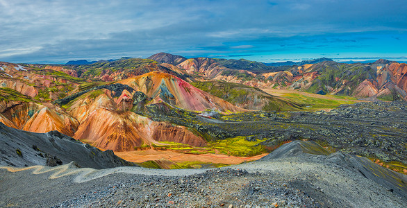 五颜六色的火山山 Landmannalaugar 的全景视图中