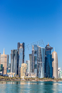突出的摄影照片_多哈, 卡塔尔-2018年1月8日: 西湾城市天际线在一个美丽的蓝天天冬季-2018年1月8日在多哈, 卡塔尔。西湾被认为是多哈最突出的地区之一。
