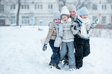 在一个冬天在雪地里玩耍的孩子