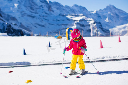 电梯演练摄影照片_滑雪学校的孩子