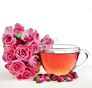 茶杯子与孤立在白色的玫瑰花束