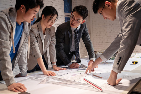 室内设计师图片摄影照片_建筑设计师讨论设计图纸