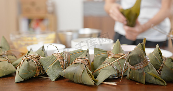 在家里做蒸糯米饺子