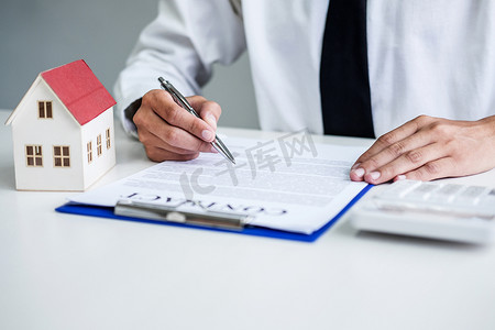 人签署住房贷款，家庭保险政策商人签署合同保险.