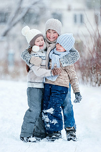 雪地里玩耍摄影照片_在一个冬天在雪地里玩耍的孩子
