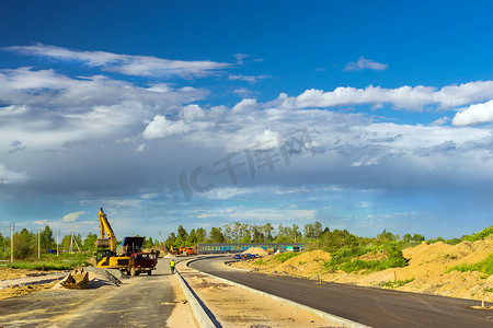 挖掘机装载卡车，建造绕行公路