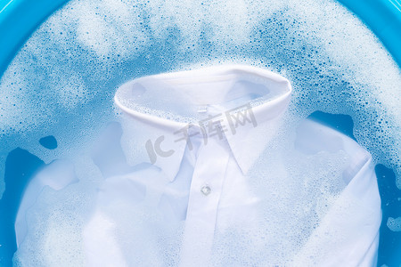 衬衫浸泡在粉末洗涤剂中水溶解。洗衣店
