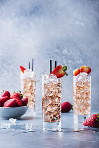 酒精夏季鸡尾酒与草莓和冰块，有选择的焦点形象