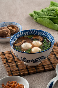 吃大汤圆元宵（汤圆，糯米团），过冬时用碗里的味汤.