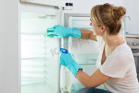女人清洗冰箱在家里