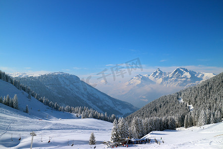 雪覆盖的高山景色画面在晴朗的一天