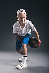 时尚男孩打篮球灰色背景
