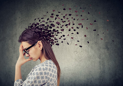 因痴呆或脑损伤导致的记忆力减退。年轻女子失去部分头部作为象征的精神功能下降.