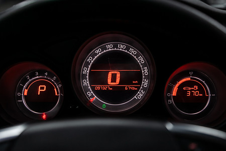速度仪表盘摄影照片_圆形仪表盘、速度计和带白色背光的速度计的特写。现代汽车中间点