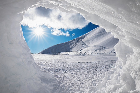 从雪洞内部欣赏奥地利阿尔卑斯山的明亮冬季景观