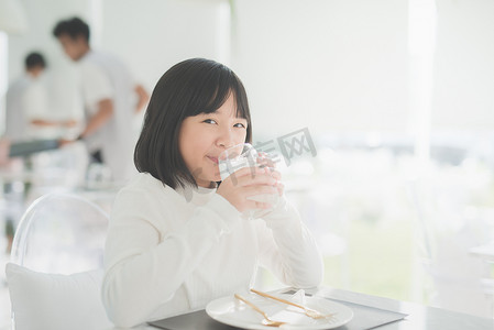 亚洲女孩喝杯水
