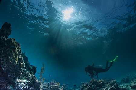潜水员在水之下深深地游泳