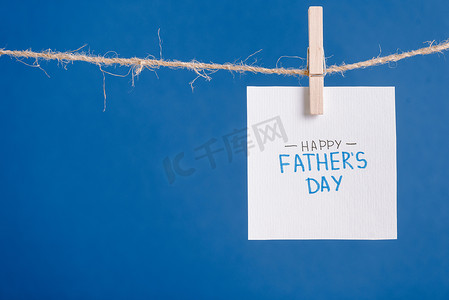 白发苍苍的贺卡，幸福的父亲们，今天挂在绳子上，把衣针与蓝色隔离在一起