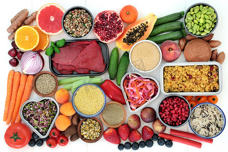 饮食超级食物选择减肥与蔬菜, 水果, 肉类, 谷物, 坚果, 香料, 补充粉末和草药草药用于抑制食欲。白色木材的顶视图.