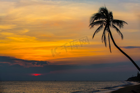 红红的太阳摄影照片_中国三亚海滩上的日落.