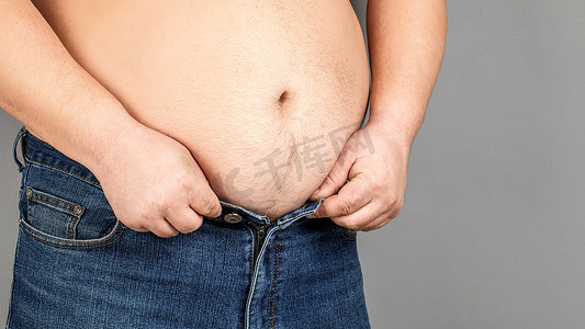幼儿拉肚子摄影照片_超重的人因为肚子不能拉下裤子 