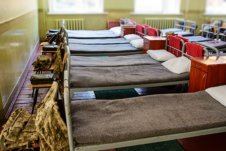 乌克兰军营中的许多床位.