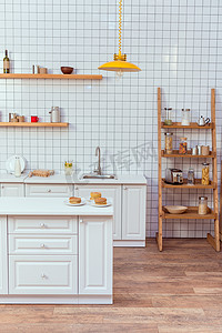 有摄影照片_现代厨房设计, 背景有木制架子和白色瓷砖