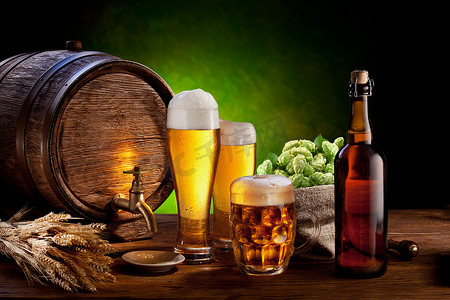 瓶啤摄影照片_与木桌上的啤酒瓶啤酒桶.