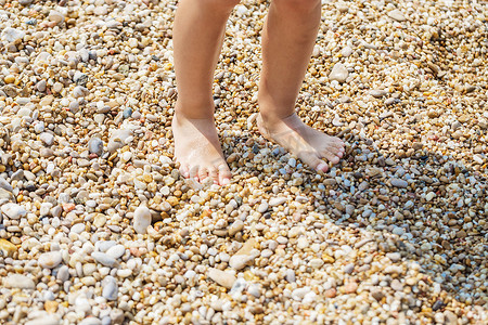 小小的脚在沙滩上