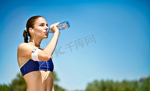 女人饮水后体育活动