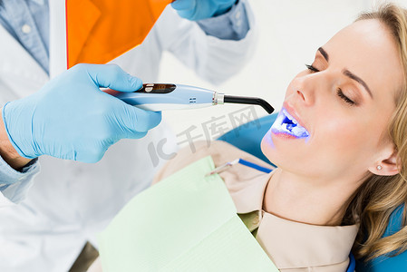 牙科医生用紫外线灯治疗牙病的现代临床应用
