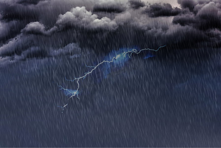 小雨中雨大雨摄影照片_多云的天空闪烁着大雨