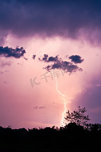 暴风雨的天空摄影照片_在多云的天空闪电