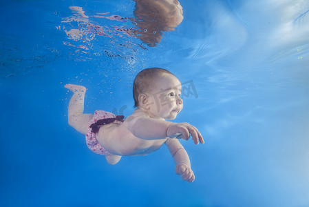小女孩学会游泳水下在水池里
