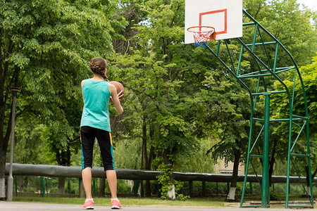 打篮球的竞技纤细的年轻女孩