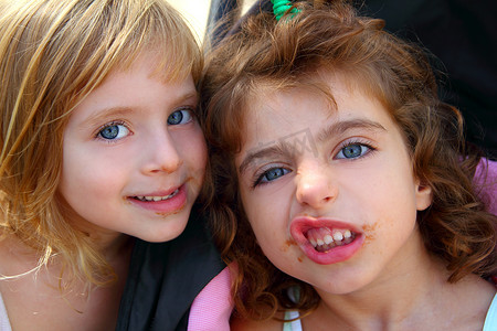 有趣的两个小妹妹女孩搞笑的表情姿态