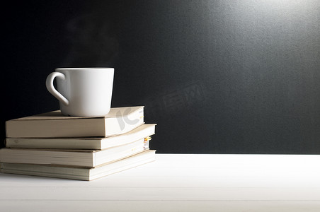 静物-一杯热咖啡上旧的书.