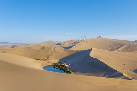 走进敦煌摄影照片_美丽的月牙湖在歌唱的沙山中，甘肃敦煌沙漠奇观.